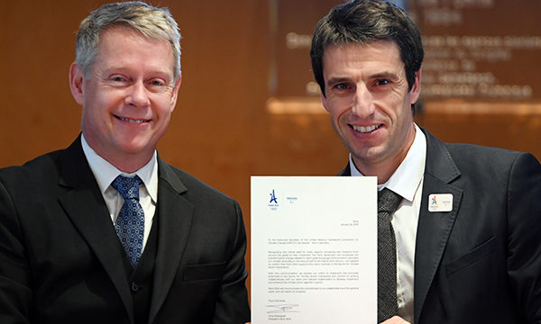 Tony Estanguet (à droite) et Niclas Svenningsen, manager de l’UNFCCC, ont signé l’initiative Sports for climate action. © Paris 2024